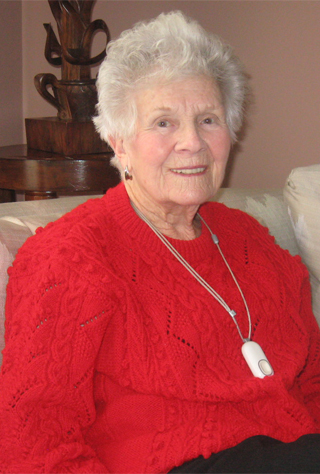 joyce-mcfarlane Lifeline subscriber Joyce wearing her Auto Alert fall detection button